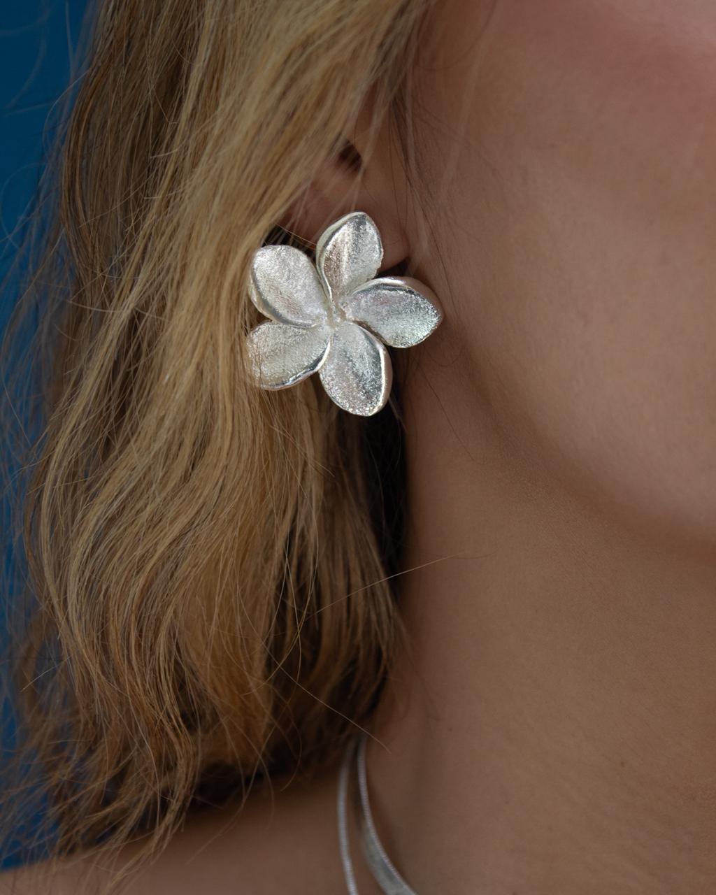 Basic Bloom Earrings/ Arete Florecer Básico