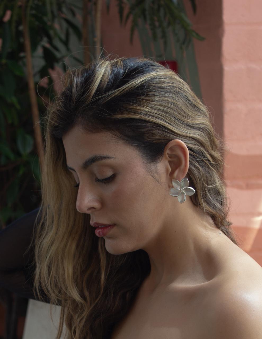 Basic Bloom Earrings/ Arete Florecer Básico