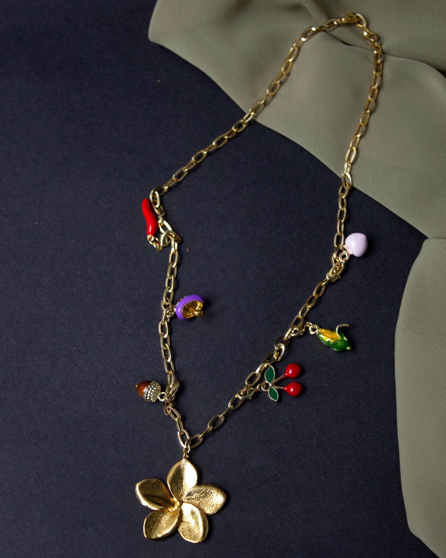 Flower and char chain/ Cadena Flor y dijes